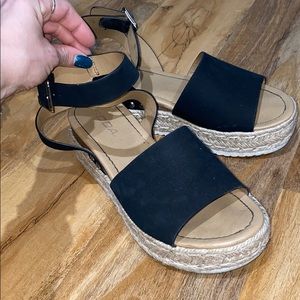 Adorable summer platform espadrilles.